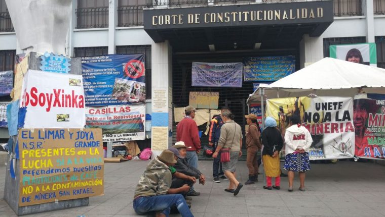 Por varios meses, pobladores de las áreas cercanas a la Mina San Rafael se instalaron en las afueras de la CC mientras esperaban una resolución. (Foto Prensa Libre: Hemeroteca PL)