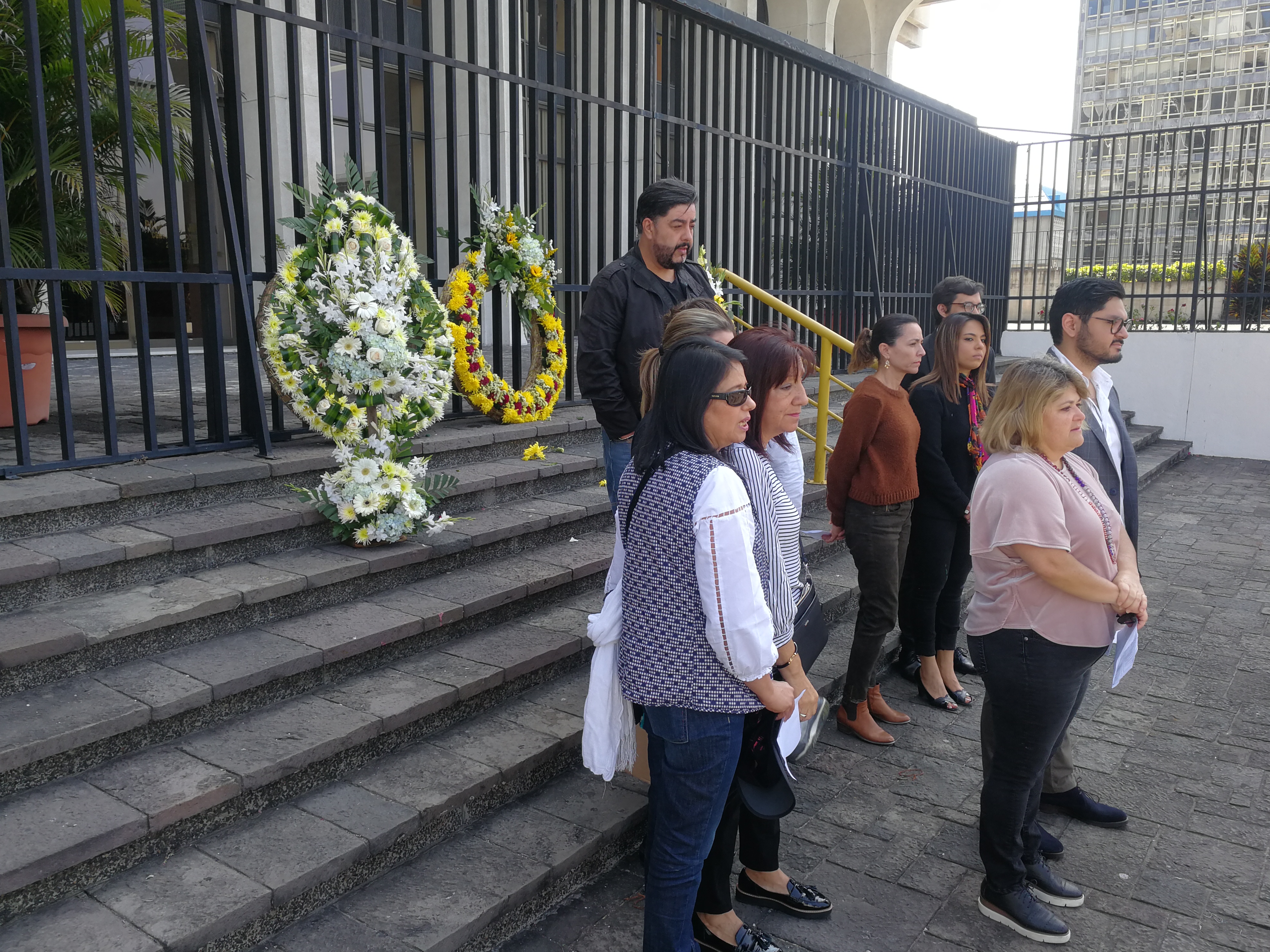 Flores fueron dejadas en la Corte Suprema de Justicia (CSJ) por integrantes del Movimiento Cívico Nacional (MCN). (Foto Prensa Libre: Carlos Hernández)