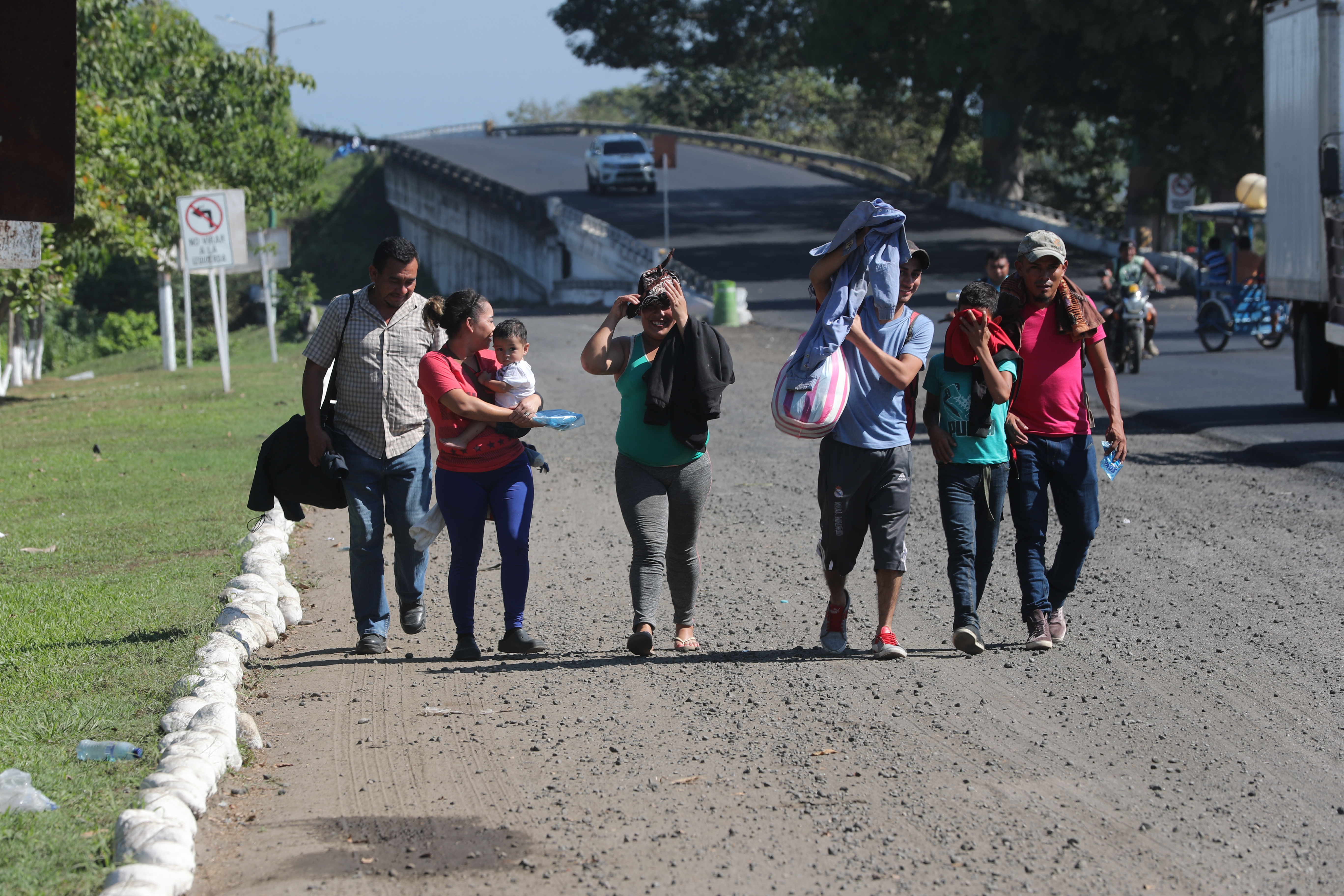 Cientos de migrantes hondureños han cruzado por territorio guatemalteco y mexicano en su tránsito hacia Estados Unidos. (Foto Prensa Libre: Érick Ávila)