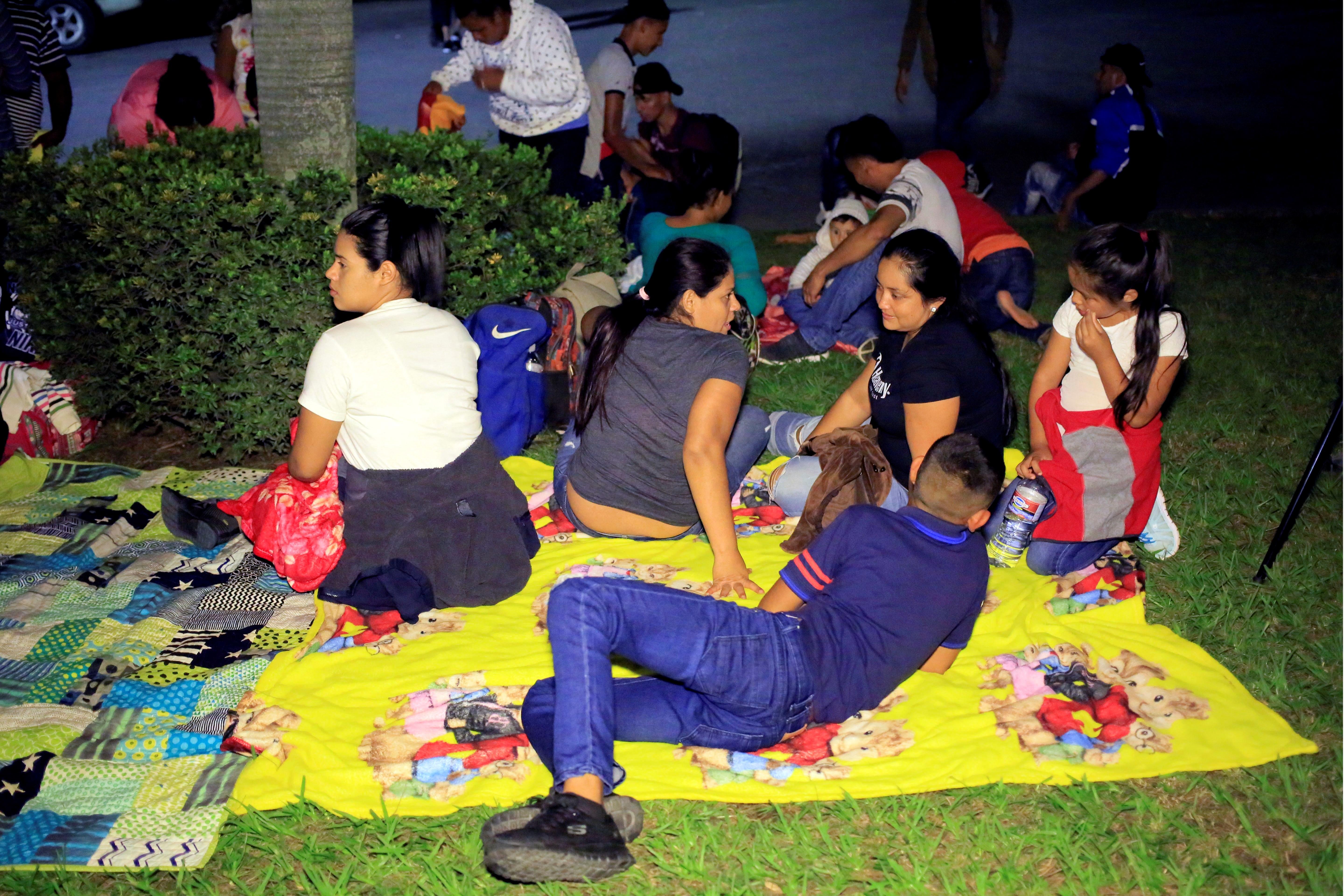 Familias enteras viajan en esta nueva caravana hondureña. (Foto Prensa Libre: EFE)