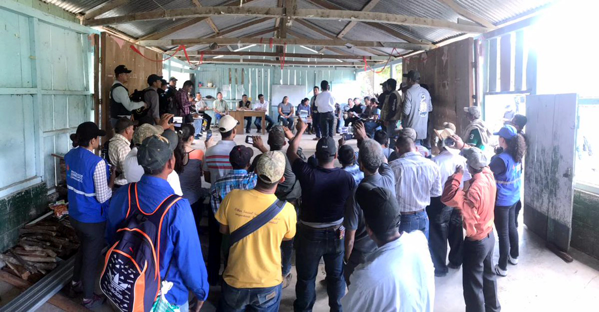 Autoridades y campesinos improvisaron en un aula una mesa de diálogo para calmar la situación y deponer medidas de hecho. (Foto Prensa Libre: César Hernández). 


