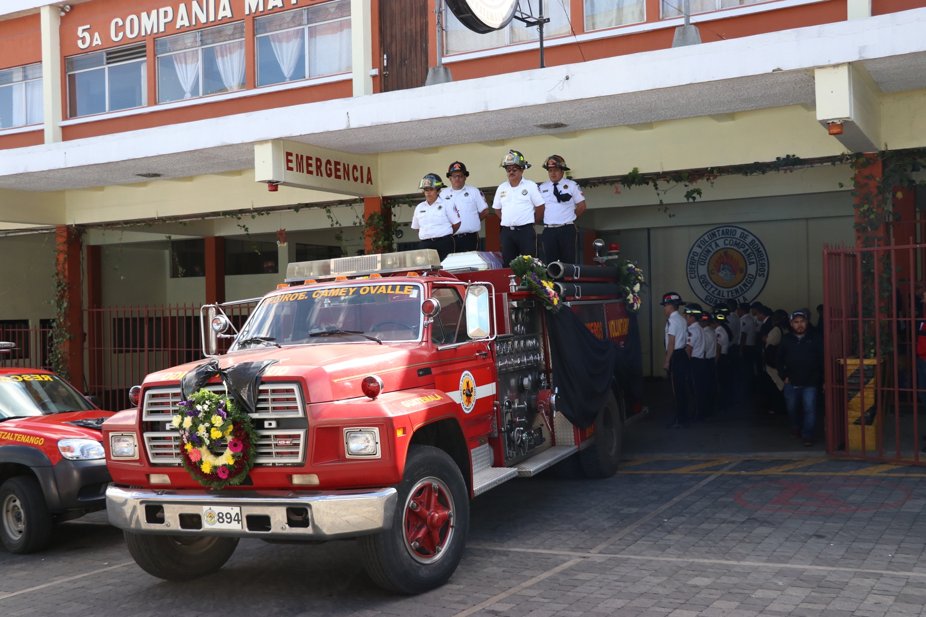 Con una caravana trasladaron el cuerpo del bombero al Campo Escuela de la Quinta Compañía donde laboró sus últimos días. (Foto Prensa Libre: María Longo)