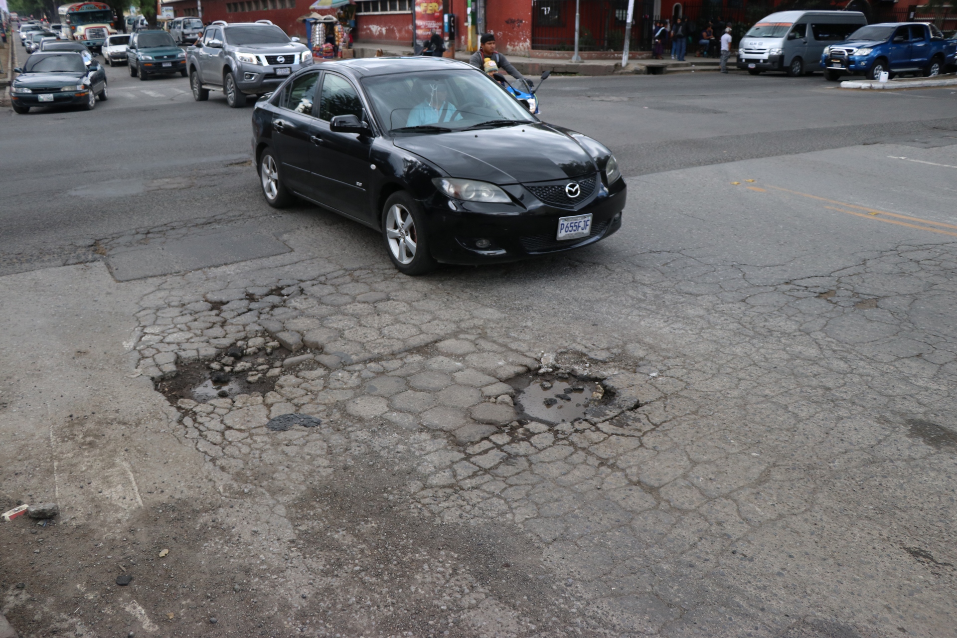 El recapeo de las calles principales de la ciudad es una acción que los ciudadanos esperan desde el primer año de gestión del actual Concejo. (Foto Prensa Libre: María Longo) 