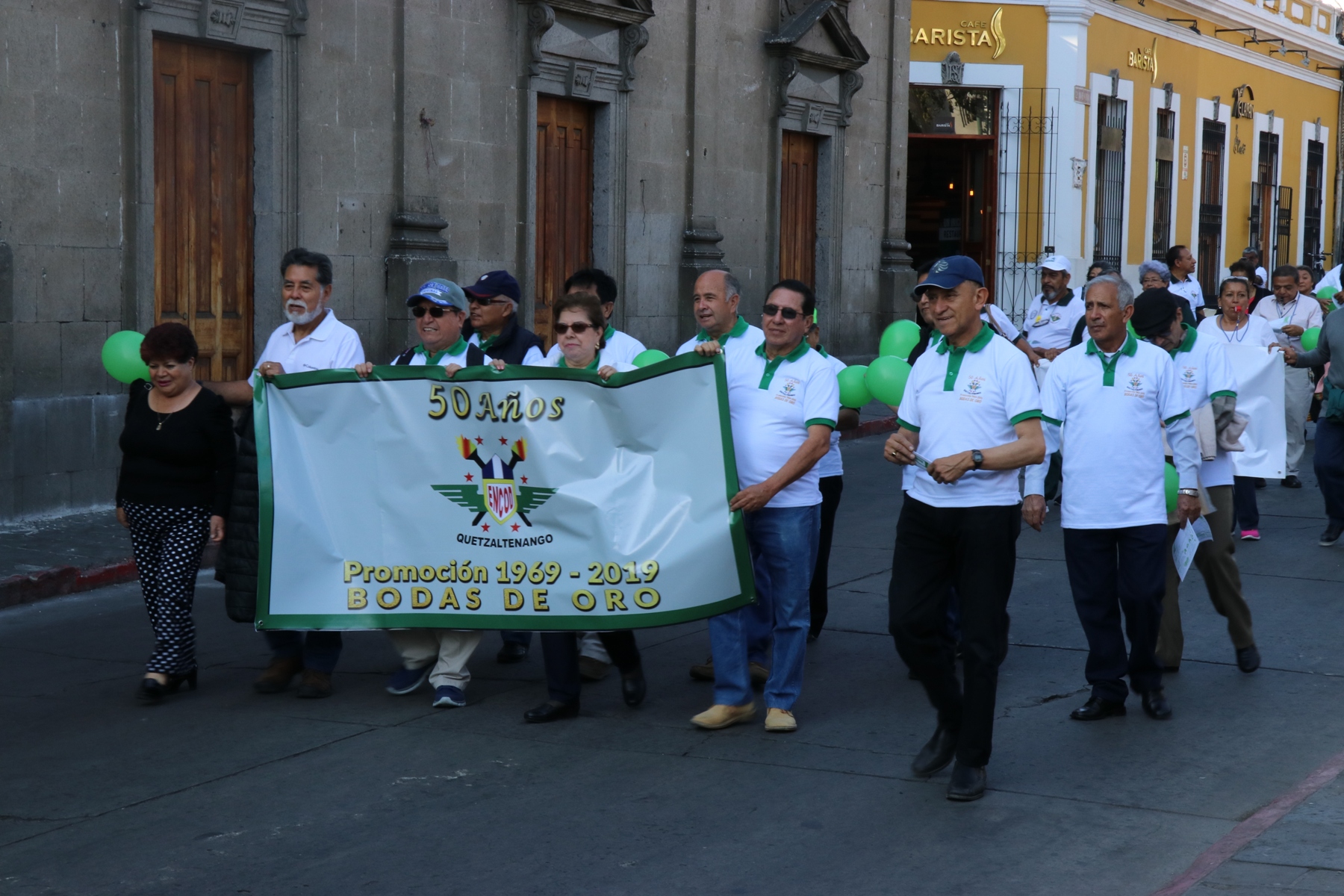 Exalumnos participan en una caminata que terminó en el parque central de Xela. (Foto Prensa Libre: María Longo) 