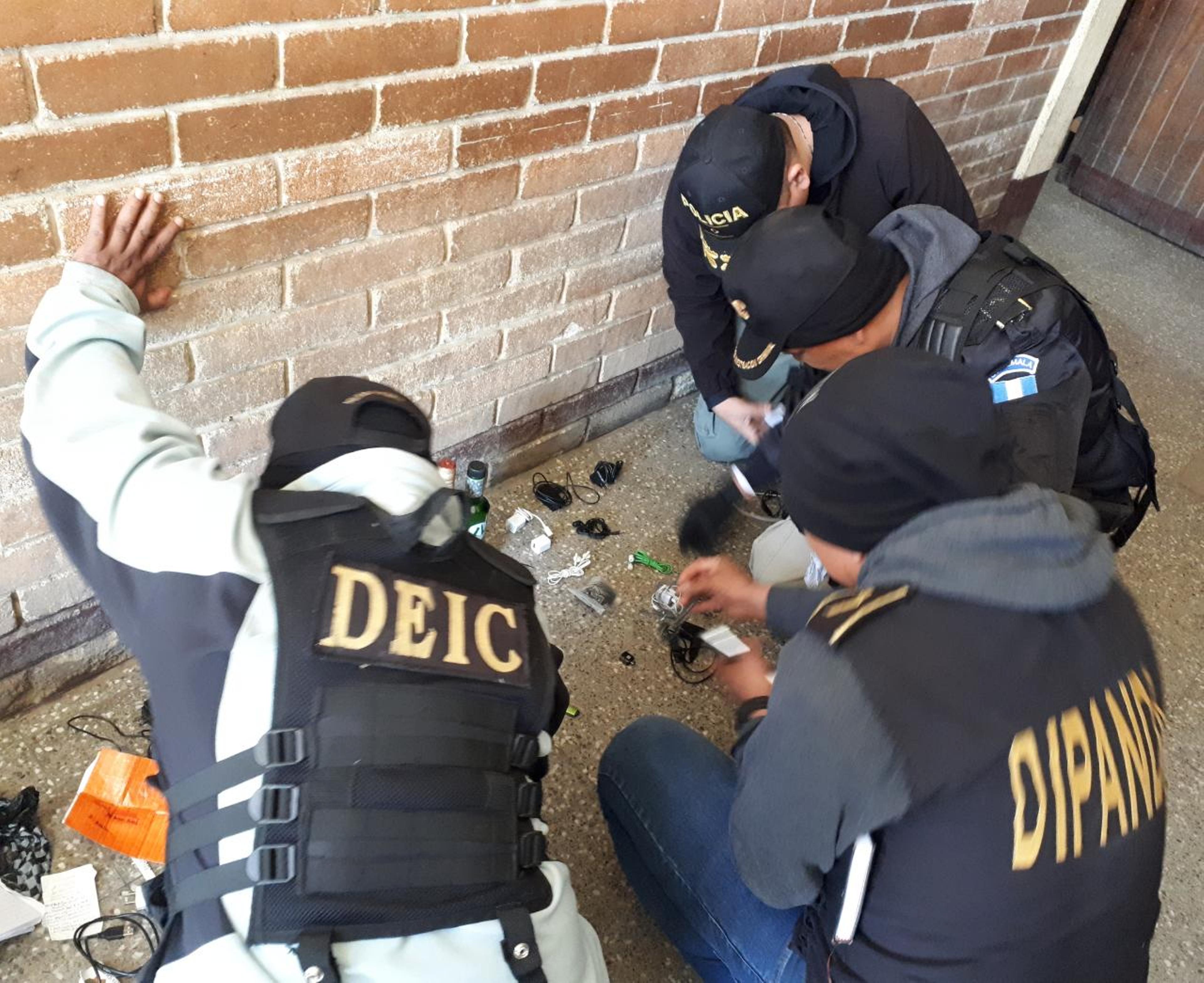 Investigadores de la Policía revisan los objetos encontrados en la cárcel de Cantel. (Foto Prensa Libre: María Longo) 