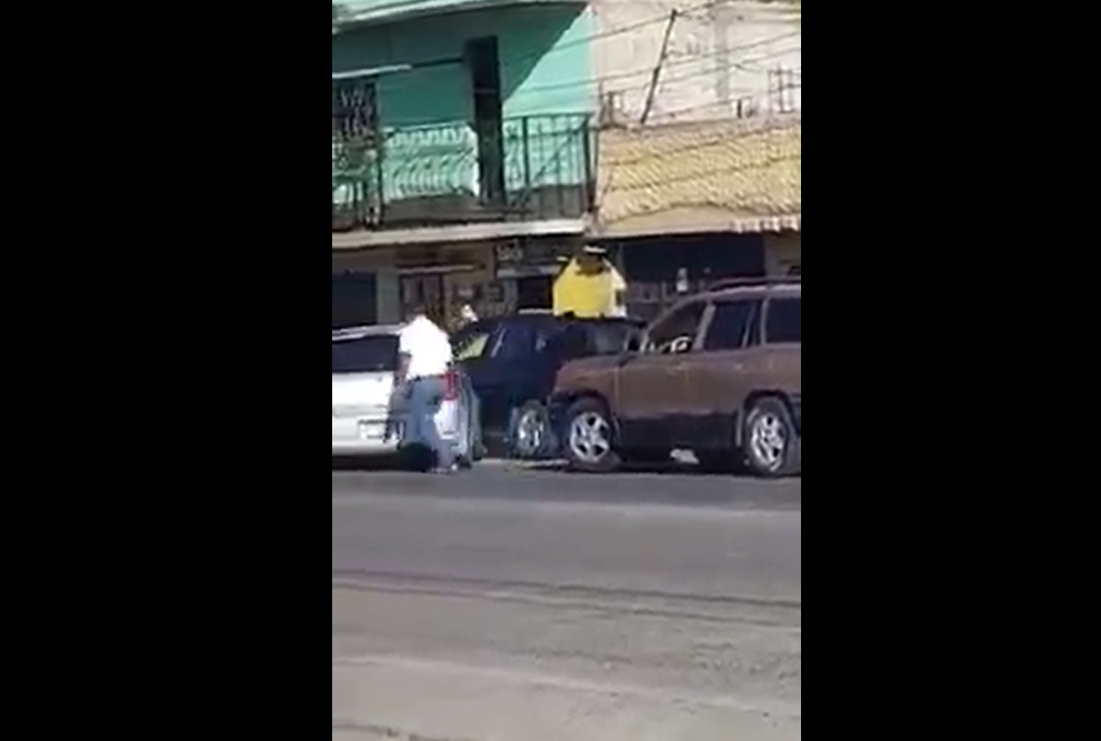 El video expone el momento en que un automovilista trata de atropellar a las personas con quienes discutió (Foto Prensa Libre: María Longo)  