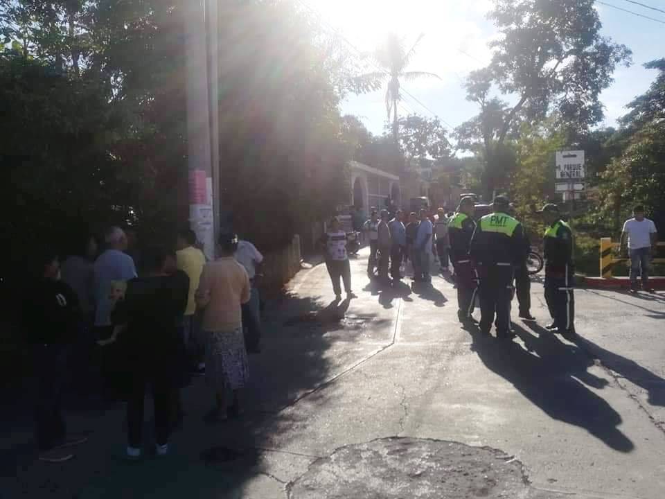 Curiosos permanecen en lugar donde fue atacada la maestra Marlyn Isabel López García, en Santa Catarina Mita. (Foto Prensa Libre: Mario Morales).

