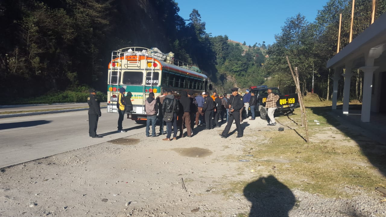 Efectivos de la PNC de Chupol efectúan operativos en la ruta para buscar a los delincuentes. (Foto Prensa Libre: Héctor Cordero).