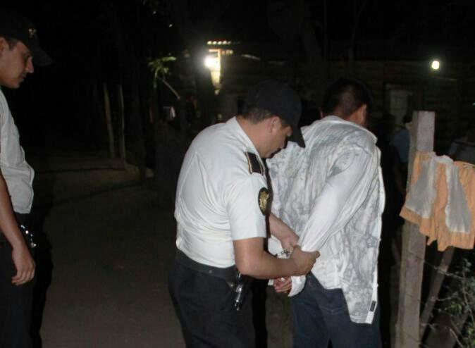 Momento de la captura de Fidelino Pérez García, en Zacapa. (Foto Prensa Libre: Mario Morales).