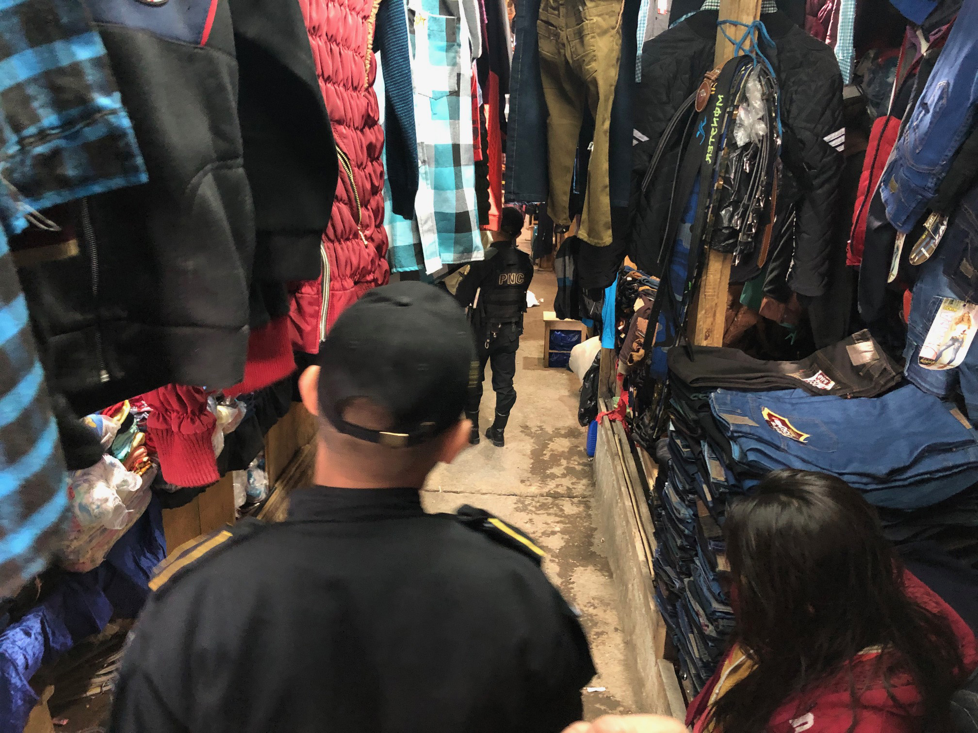 Autoridades resguardan el área donde fue hallado un nonato en el mercado de Cobán. (Foto Prensa Libre: Eduardo Sam). 

