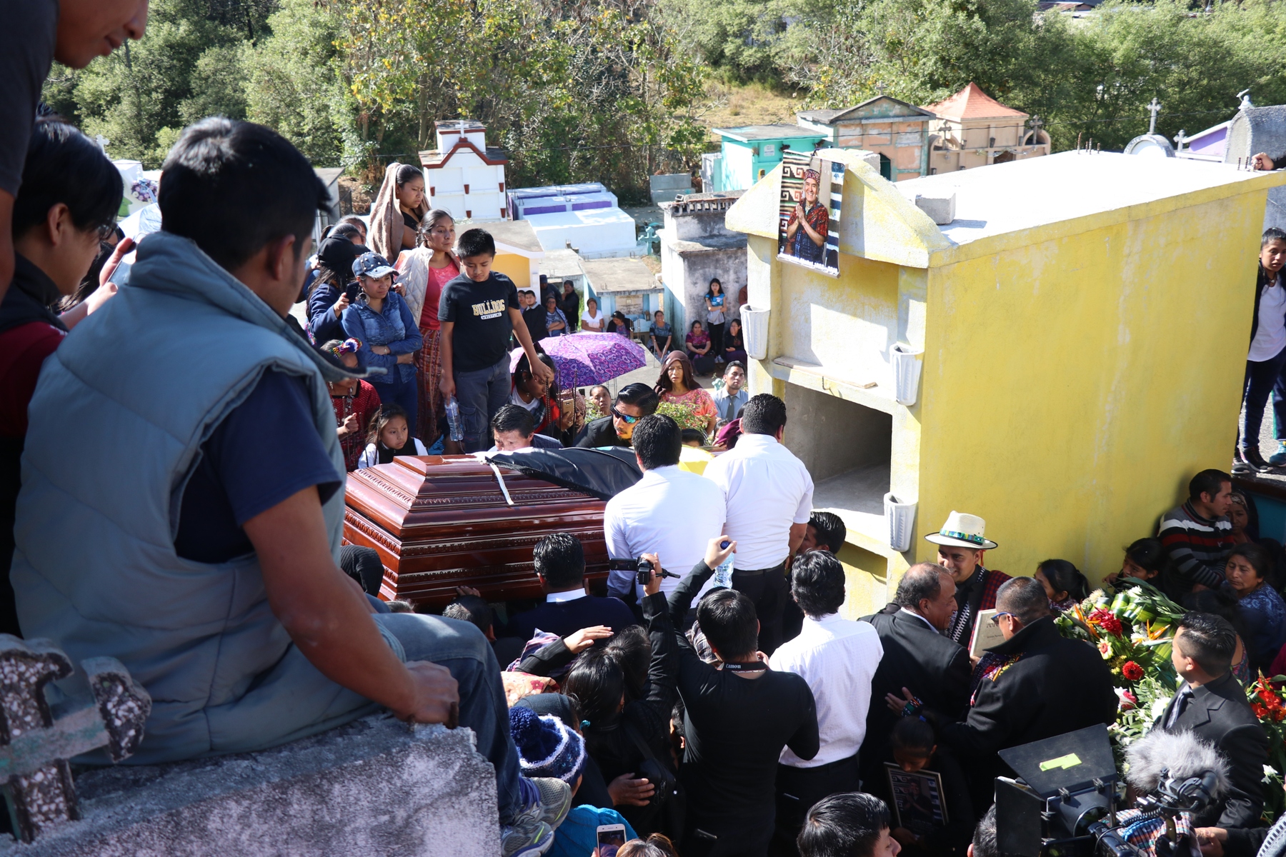 Amigos y vecinos acompañaron el cuerpo del poeta Ak´abal hasta el Cementerio General de Momostenango, Totonicapán, donde lo sepultaron (Foto Prensa Libre: María José Longo). 