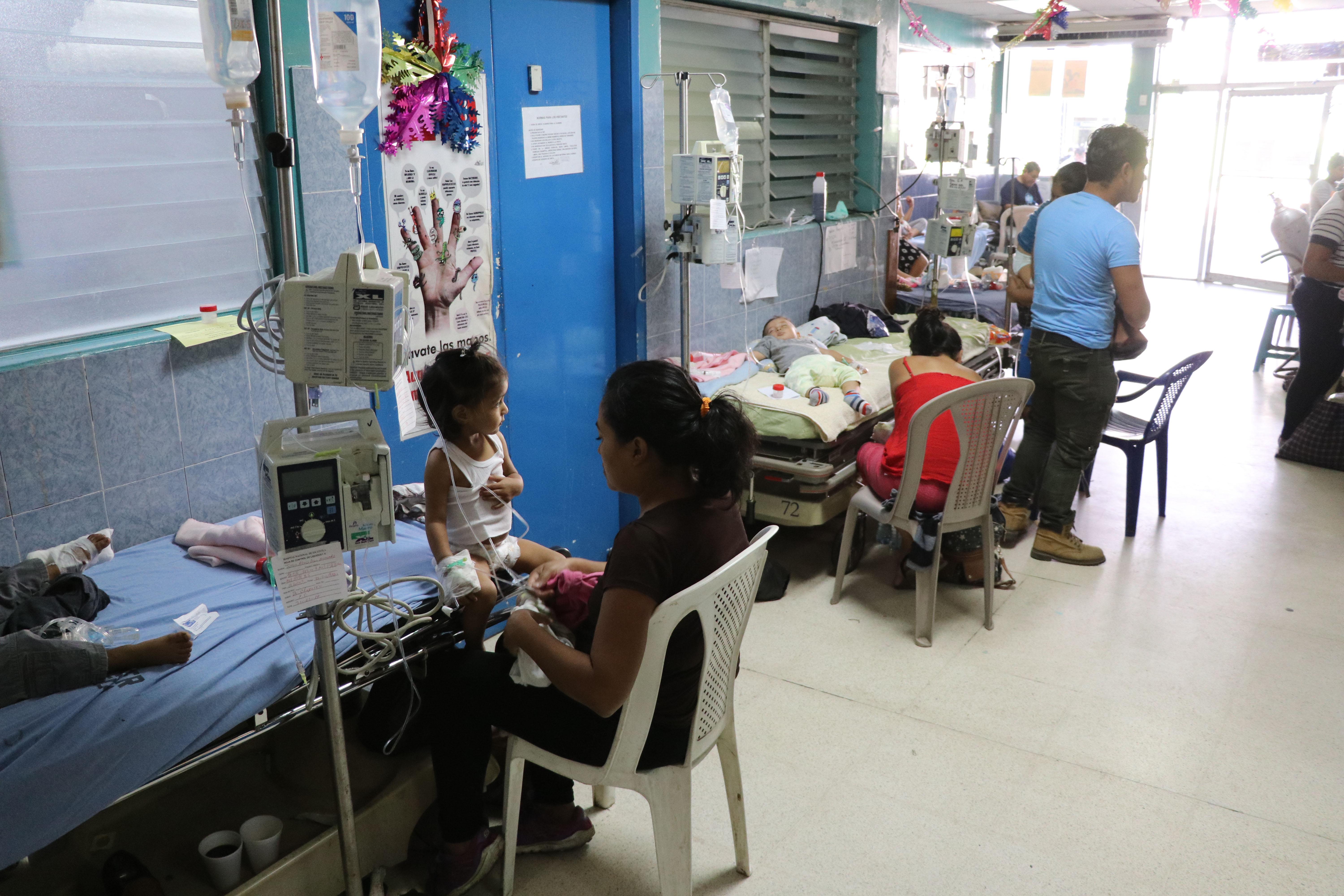 Menores con enfermedades respiratorias reciben atención en el Hospital Regional de Escuintla. (Foto Prensa Libre: Hilary Paredes).