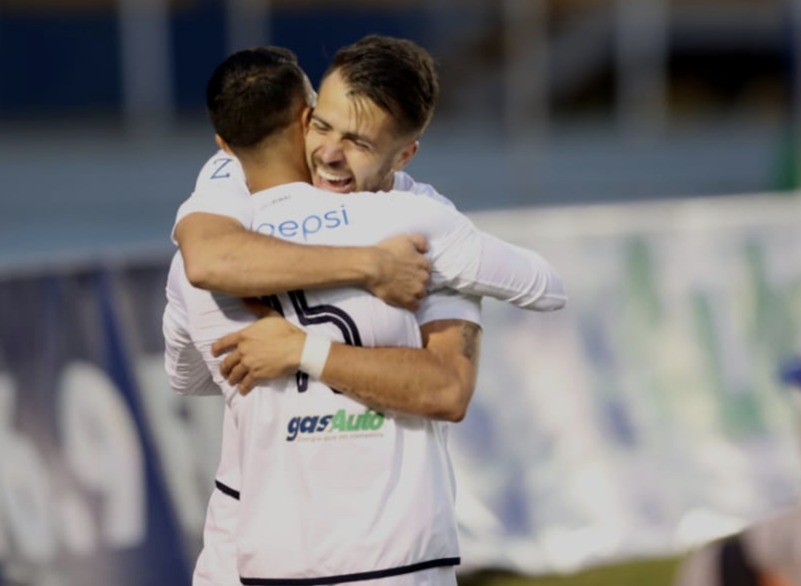 Rodrigo Saravia y Jorge Vargas celebran el primer de Comunicaciones en la victoria frente a Sanarate. (Foto Prensa Libre: Francisco Sánchez) 