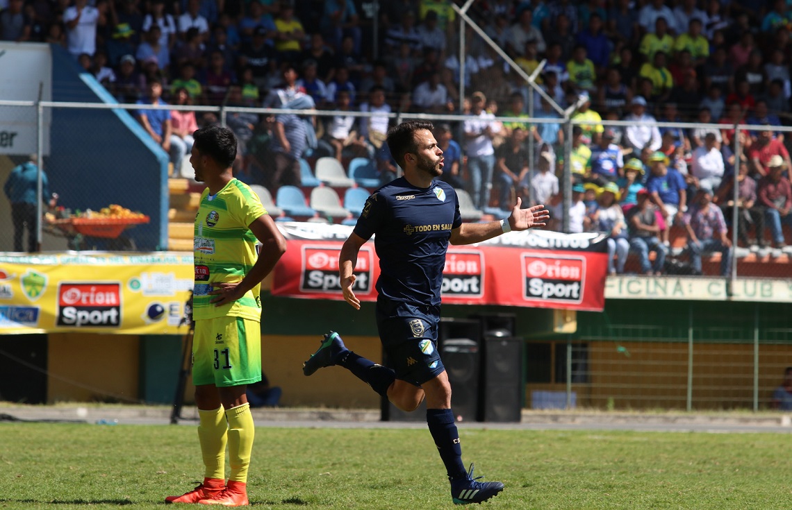 El mediocampista blanco Rodrigo Saravia celebra su primera anotación en Liga Nacional. (Foto Prensa Libre: Mike Castillo)