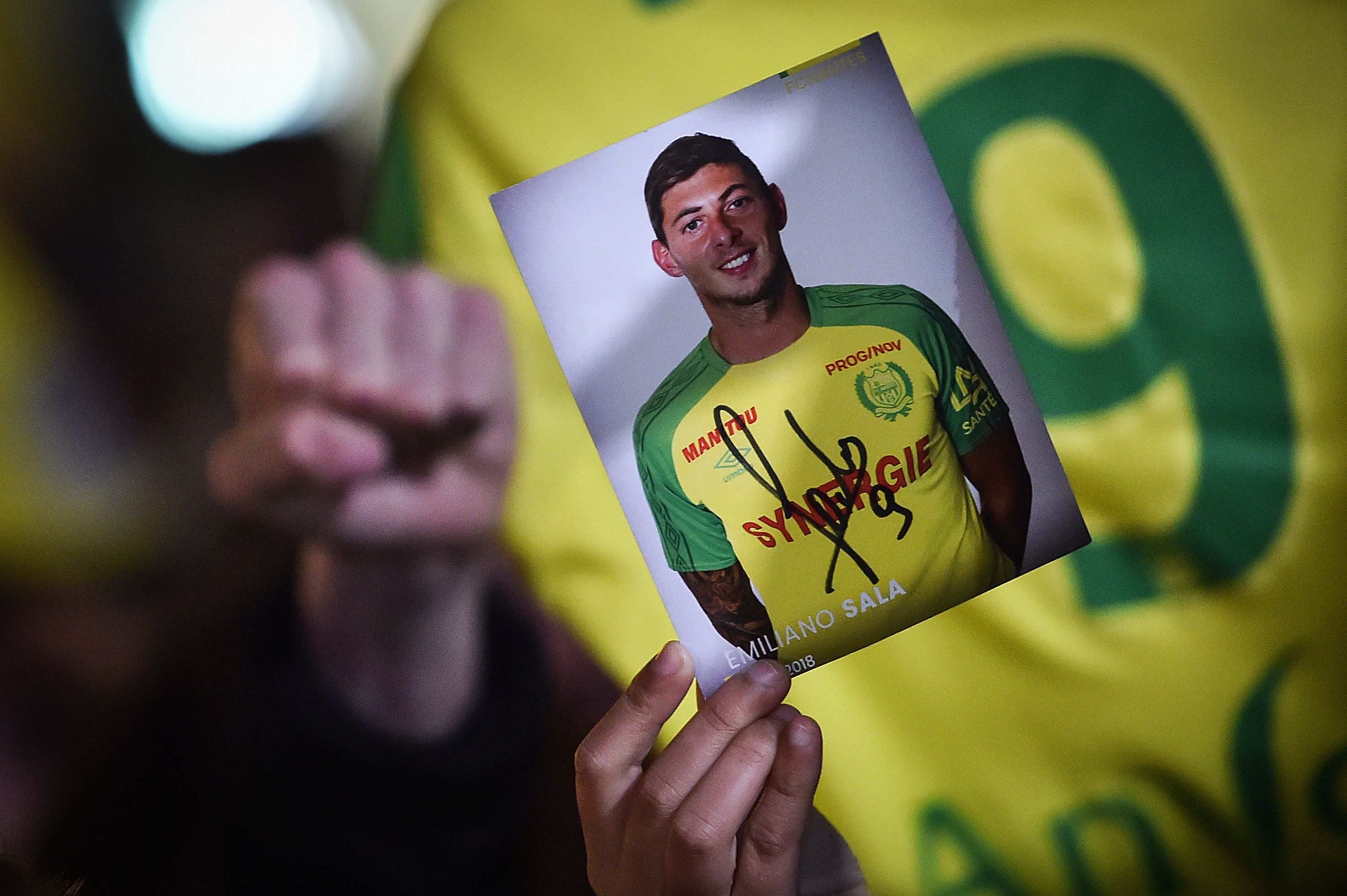 Los simpatizantes del equipo francés se reunieron en Nantes, después de enterarse de la tragedia.