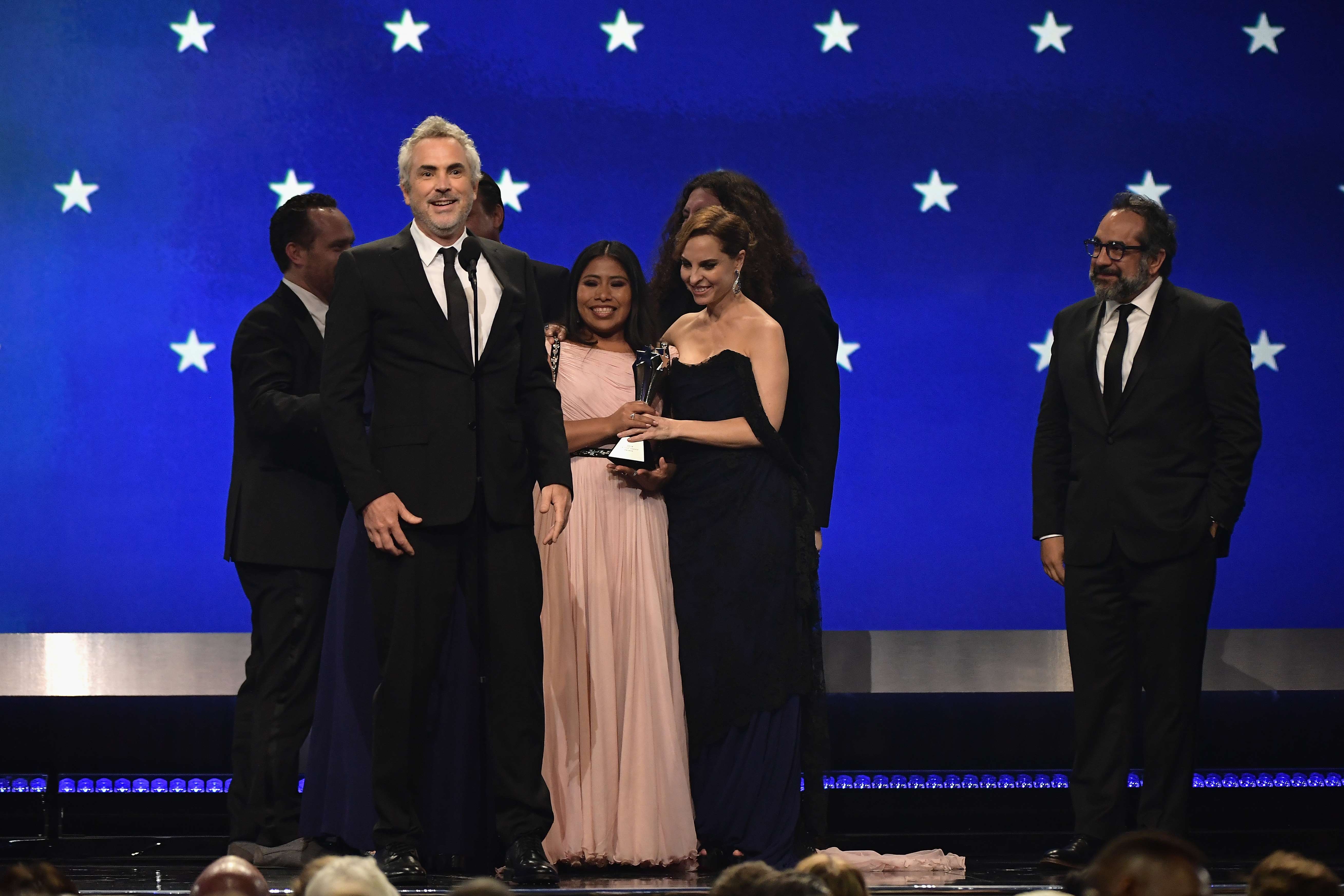 Nicolas Celis, Alfonso Cuarón, Yalitza Aparicio, Adam Gough, Marina De Tavira, Jeff Skoll, y  Eugenio Caballero durante su aceptación del premio en la categoría Mejor Película en la ceremonia de los  Critics' Choice Awards. (Foto Prensa Libre: AFP) 