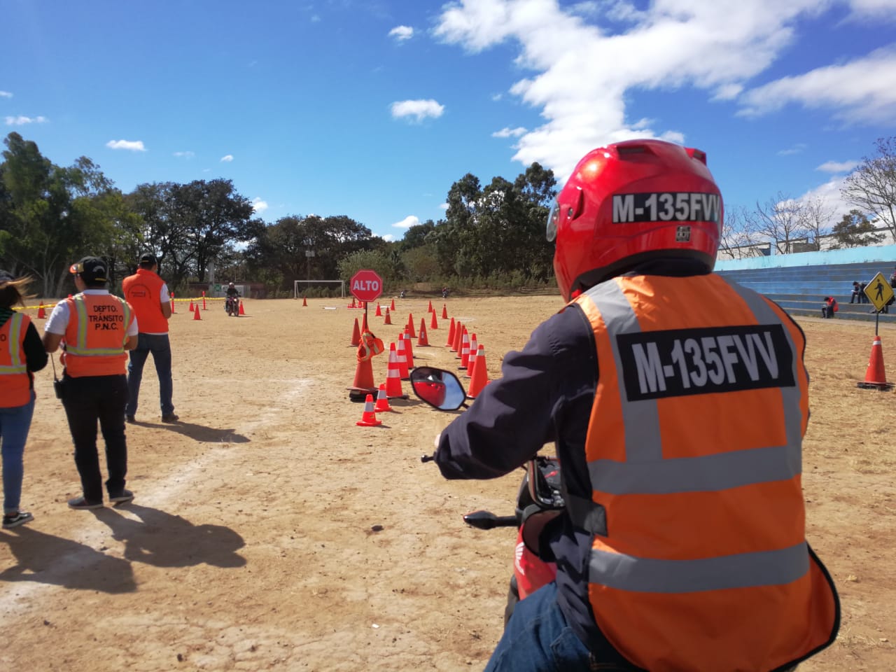 Los motoristas efectuaron las pruebas prácticas en el parque Erick Barrondo, zona 7. (Foto Prensa Libre: José Patzán)