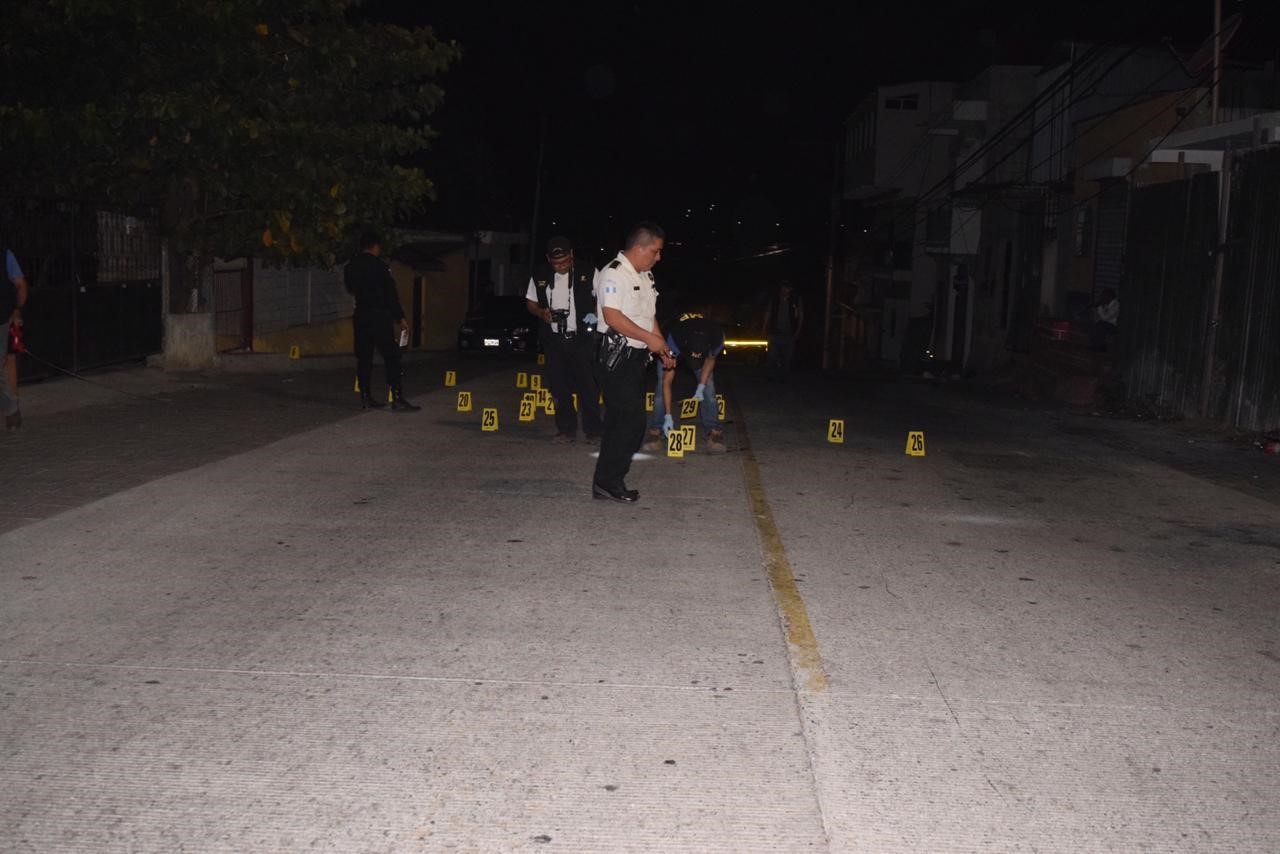 Fiscales del Ministerio Público y policías resguardan la escena en la que ocurrió el ataque. (Foto Prensa Libre: Mario Morales)  