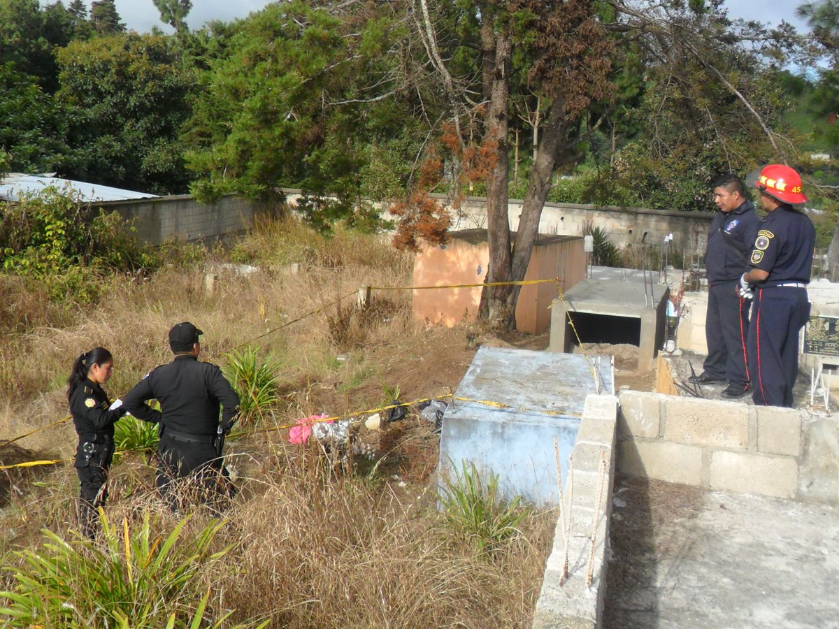 Agentes de la PNC resguardan cadáver de bebé abandonado, hallado en San Juan Comalapa. (Foto Prensa Libre: Víctor Chamalé)