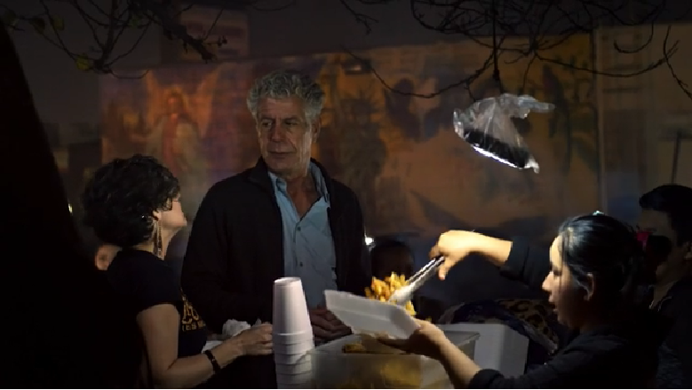 Anthony Bourdain comió alimentos en ventas callejeras de Los Angeles, donde atienden guatemaltecos (Foto Prensa Libre: CNN/Parts Unknown)