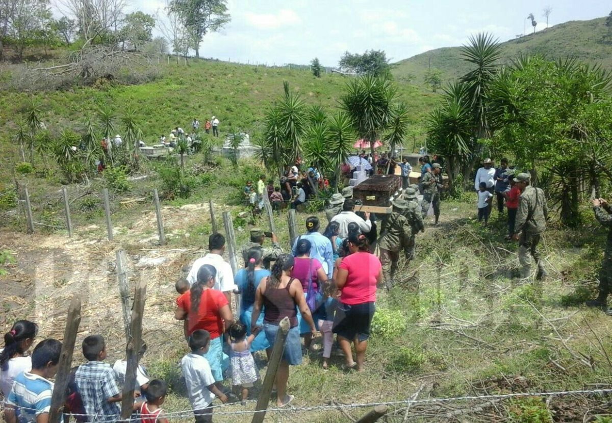 Soldados llevan féretro del niño Julio Alvarado, cuyos restos son inhumados en el cementerio de Melchor de Mencos, Petén. (Foto Prensa Libre: Rigoberto Escobar)