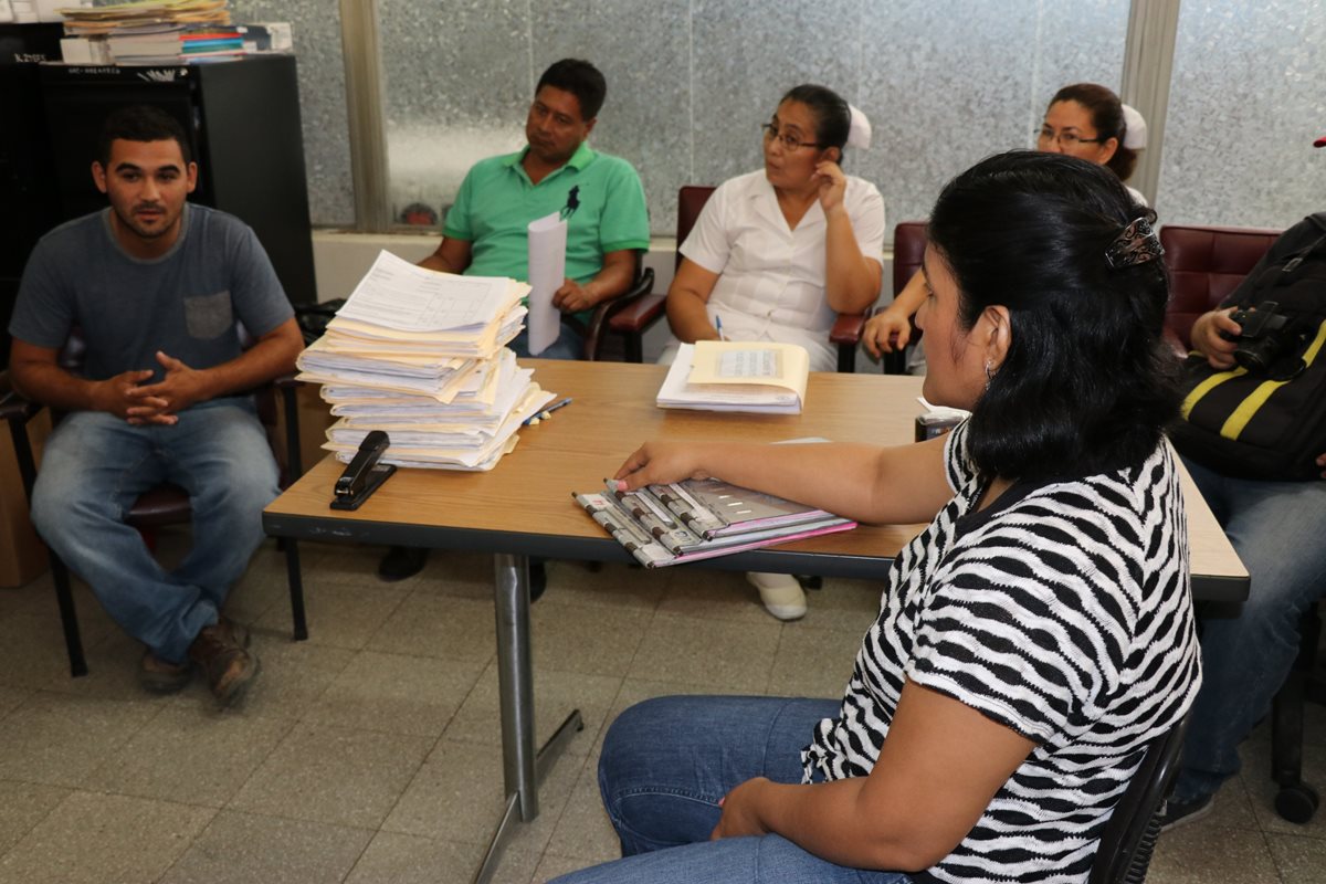 Nery Estuardo Menéndez Martínez, padre de la menor, -a la izquierda- expresa su inconformidad ante las autoridades del hospital. (Foto Prensa Libre: Mario Morales).