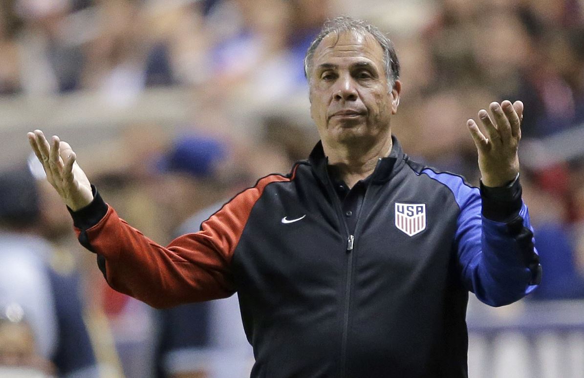 Bruce Arena se despidió de la Selección de Estados Unidos después de no lograr la clasificación al Mundial. (Foto Prensa Libre: AP)