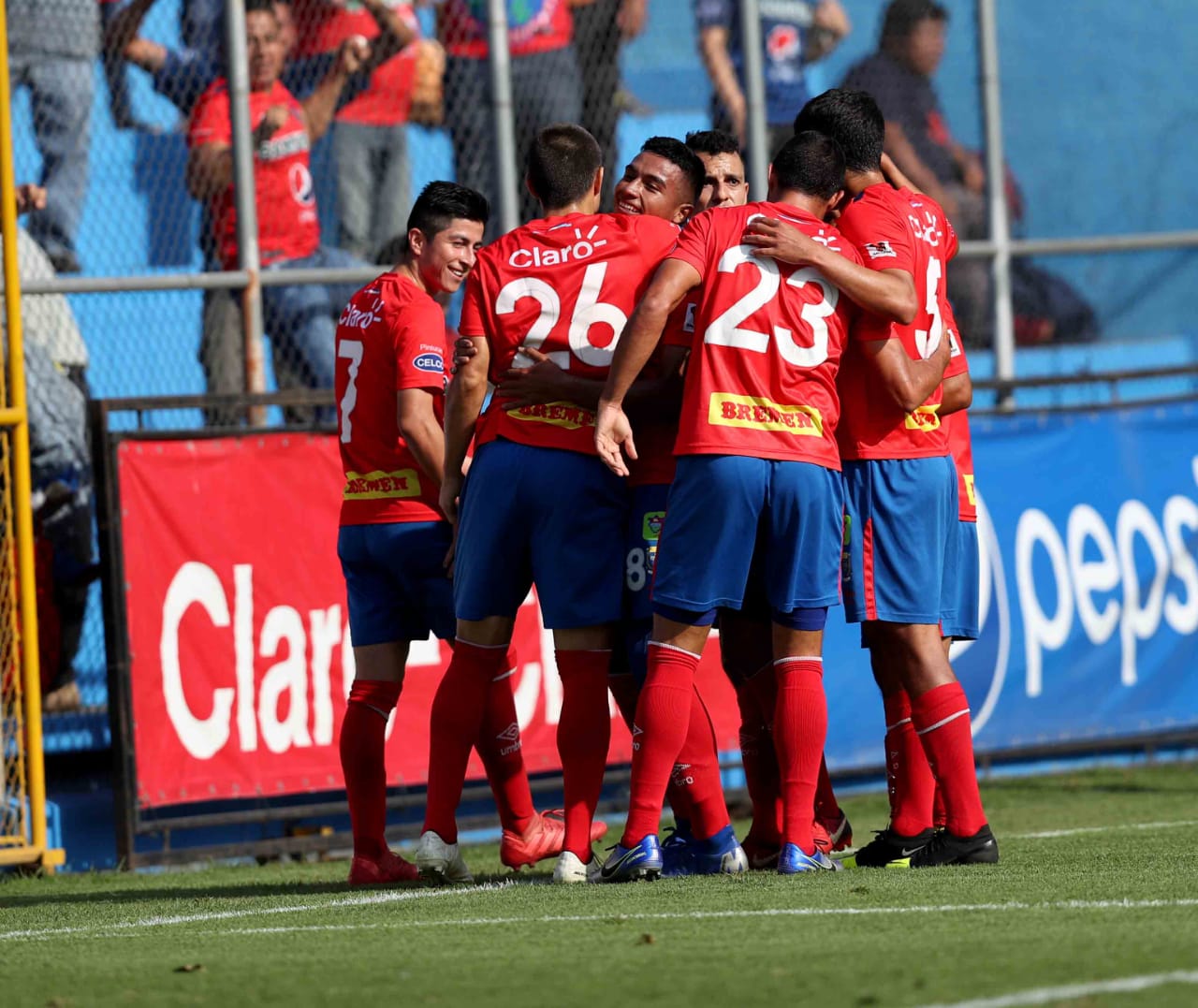 Así festejaron los jugadores de Municipal, en El Trébol. (Foto Prensa Libre: Carlos Vicente)