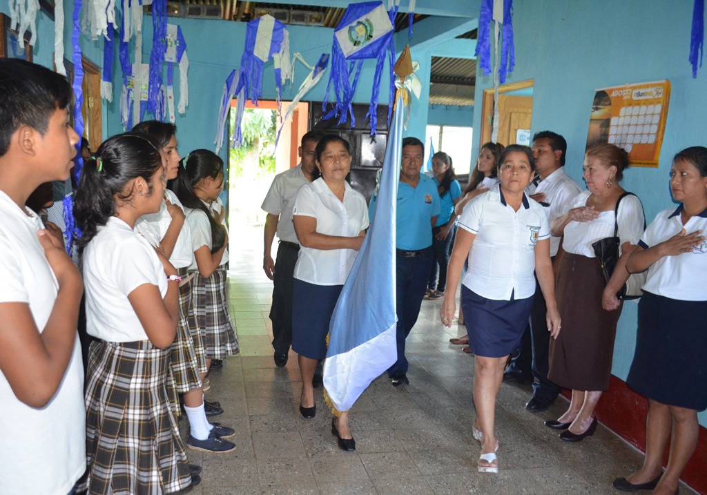 Estudiantes de diferentes centros educativos celebran el Día de la Bandera en las instalaciones de la supervisión educativa de El Asintal, Retalhuleu. (Foto Prensa Libre: Jorge Tizol)