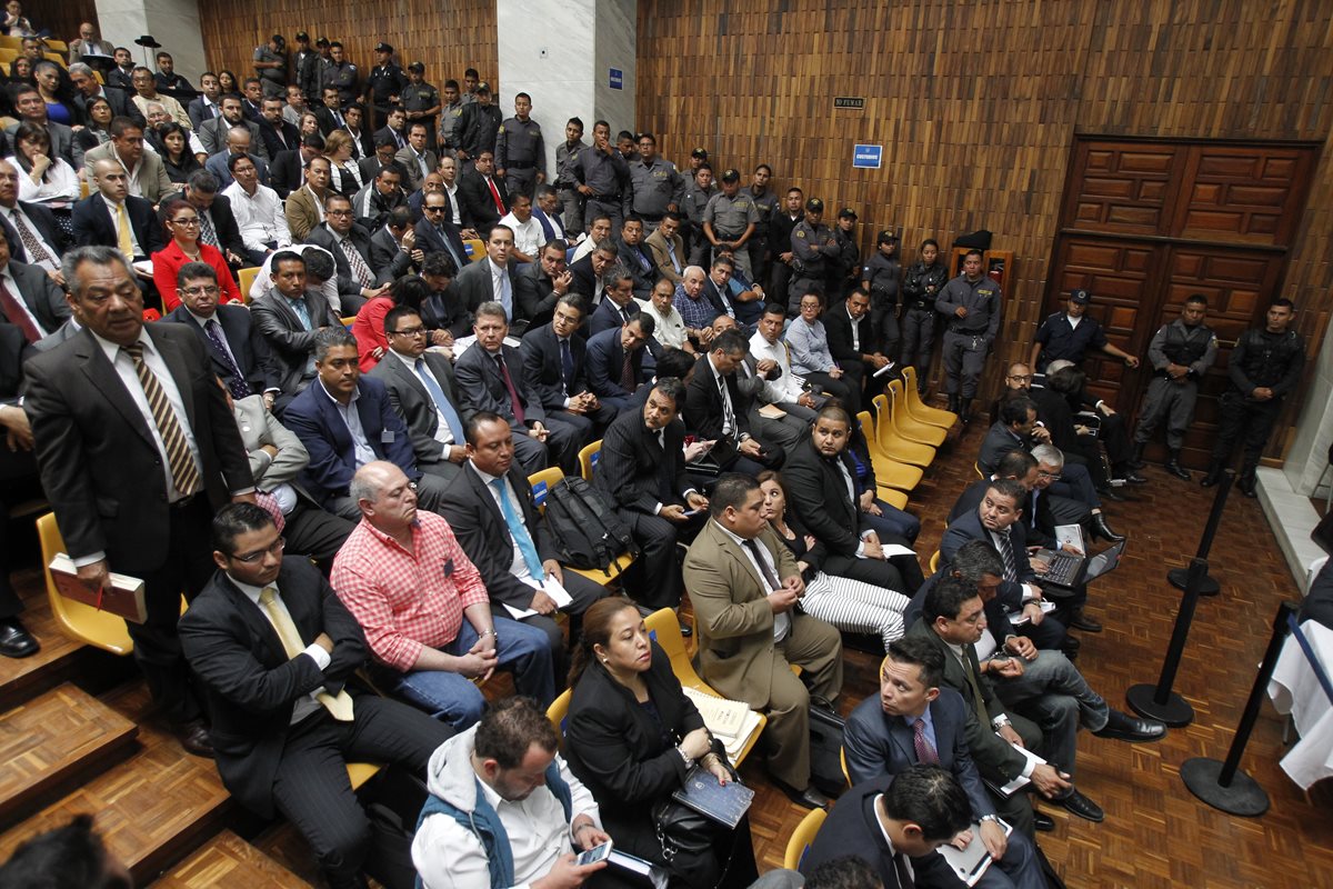 Abarrotada luce la Sala de Vistas de la Corte Suprema de Justicia, en la que se desarrolla la audiencia de primera declaración del caso <em>Cooptación del Estado.</em> (Foto Prensa Libre: E. Bercian)