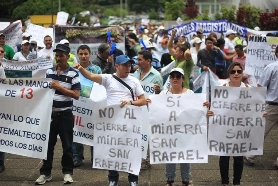 En julio de 2017 trabajadores de la Minera San Rafael manifestaron para pedir que se mantuviera la concesión. Este lunes fueron despedidos más de 200 trabajadores. (Foto Prensa Libre: Hemeroteca)