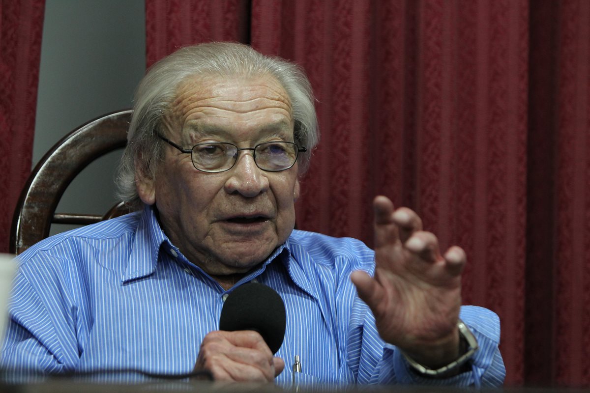 Carlos Guzmán-Bökler dejó un gran legado en el estudio de las ciencias sociales en Guatemala. (Foto Prensa Libre: Hemeorteca PL)