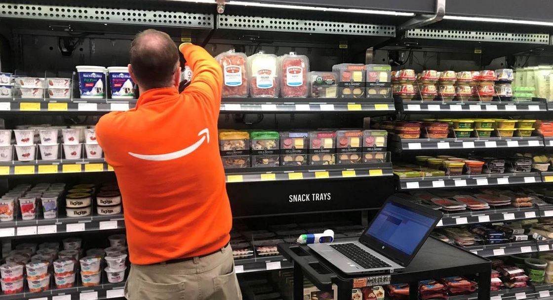 Un empleado de Amazon organizando los productos. (Foto Prensa Libre: Reuters)