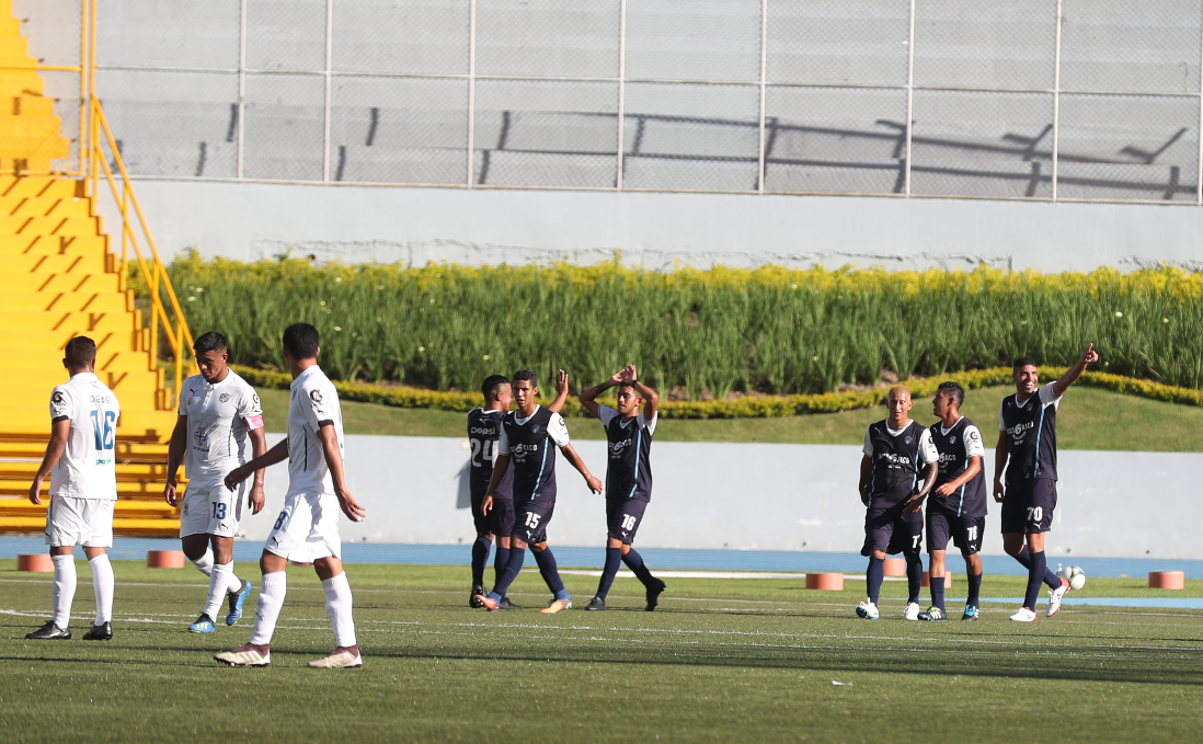 Los jugadores de Comunicaciones B eliminaron a Comunicaciones y se ganaron su derecho para disputar los cuartos de final. (Foto Prensa Libre: Edwin Fajardo)