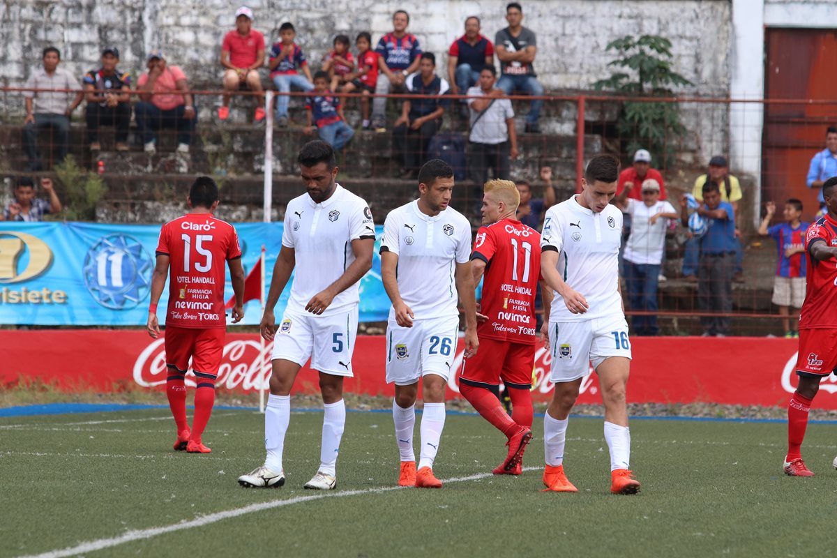 Los jugadores de Comunicaciones muestras su decepción después de la derrota del domingo contra Malacateco. (Foto Prensa Libre: Raúl Juárez).