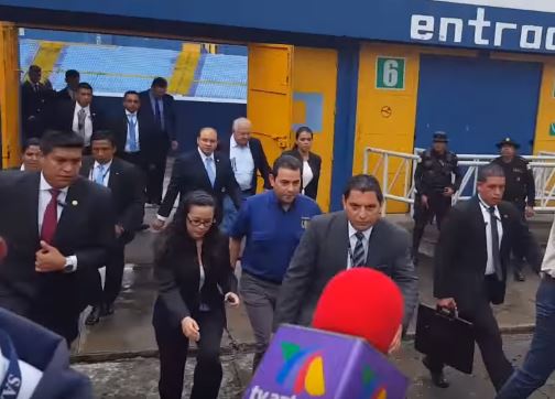 Presidente Jimmy Morales sale del estadio Doroteo Guamuch Flores sin dar declaraciones a la Prensa.