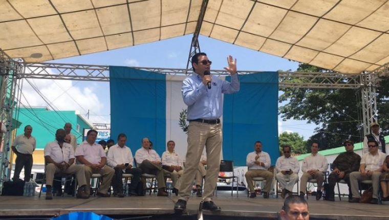 El presidente anuncia que podría poner al Ejército a hacer trabajo de bacheo. (Foto Prensa Libre: Presidencia)