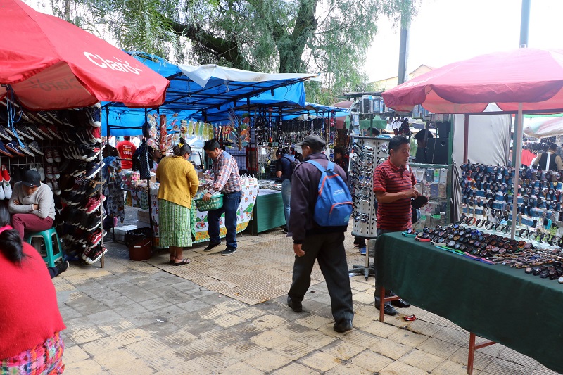 Vendedores informales han convertido en mercado el parque Benito Juárez, en la zona 3 de Xela, por lo que vecinos exigen acciones de la comuna para recuperarlo. (Foto Prensa Libre: Carlos Ventura)