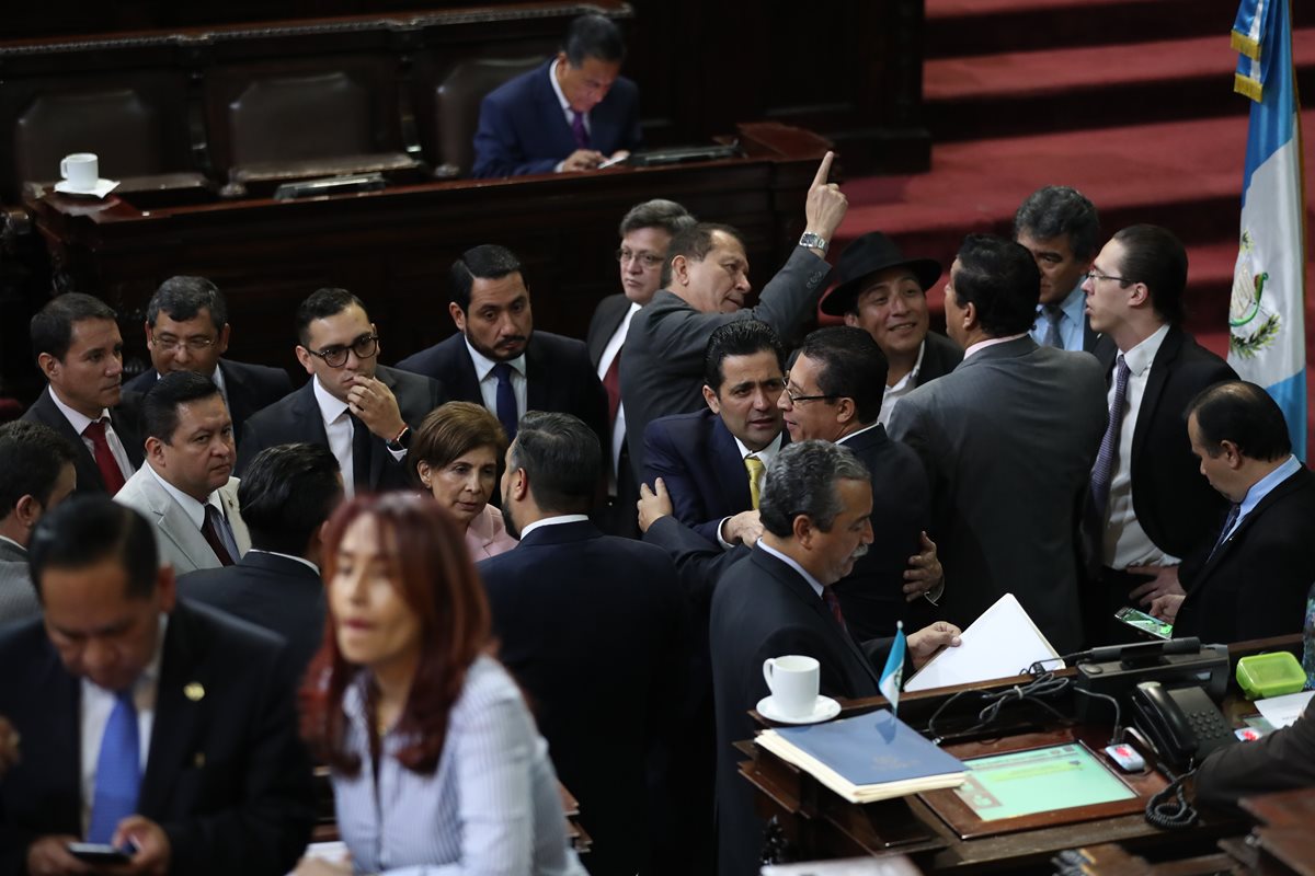 La falta de consensos han sido  una constante en las últimas semanas  en el Congreso, pero el apoyo de las bancadas bisagra decidirá la elección. (Foto Prensa Libre: Hemeroteca PL)