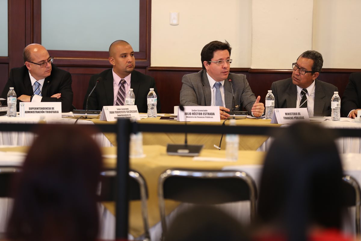 Ministro de Finanzas, Julio Héctor Estrada, junto al Superintendente de la SAT, Francisco Solórzano Foppa, explicaron el proyecto de Presupuesto a los integrantes de la Comisión de Finanzas del Congreso. (Foto Prensa Libre: Hemeroteca)