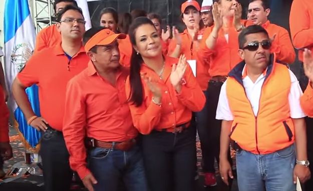 Roxana Baldetti aplaude durante la proclamación de Alejandro Sinibaldi como precandidato presidencial, el 21 de abril de 2014. (Foto Prensa Libre: Hemeroteca PL)