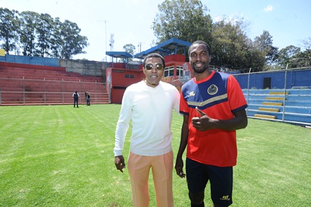 Julián Arturo Vargas comparte con el defensa rojo Denniss López, durante la visita que realizó este jueves al estadio Manuel Felipe Carrera, para presenciar parte del entrenamiento. (Foto Prensa Libre: Francisco Sánchez).