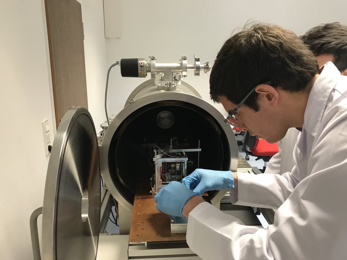 Emilio Miranda, del Equipo Proyecto CubeSat, prepara al aparato para que sea sometido a pruebas en la cámara de termovacío, en el laboratorio de la Universidad de Wurzburgo, en Alemania. (Foto Prensa Libre, Proyecto CubeSat).