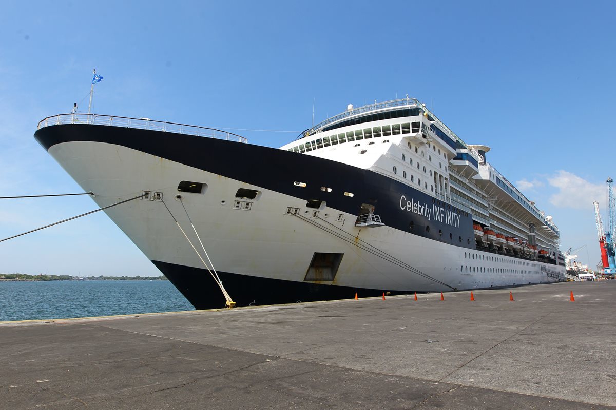 El crucero Celebrity Infinity es uno de los 120 cruceros que se planea que lleguen a las costas de Guatemala en la temporada 2017-2018. Foto Prensa Libre: Álvaro Interiano.