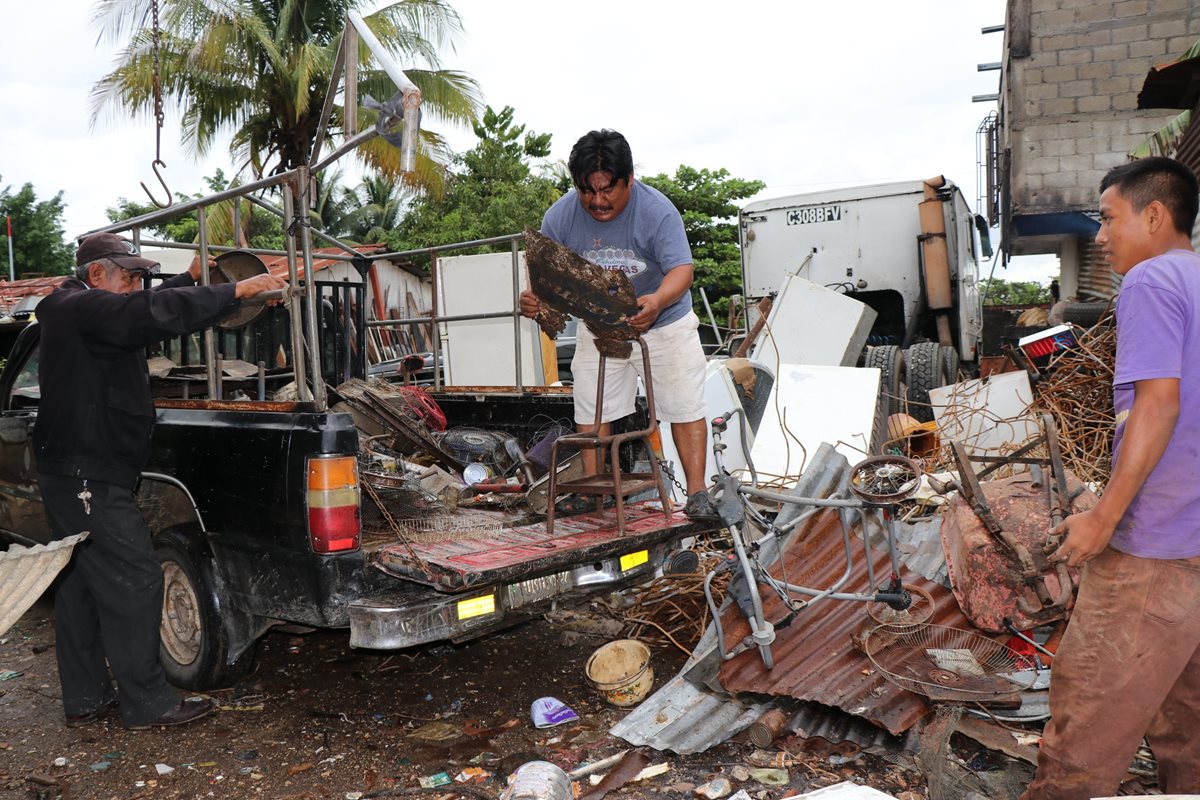 Rafael Tiguilá (centro), quien llevan más de 15 años de dedicarse al reciclaje. (Foto Prensa Libre: Rigoberto Escobar)