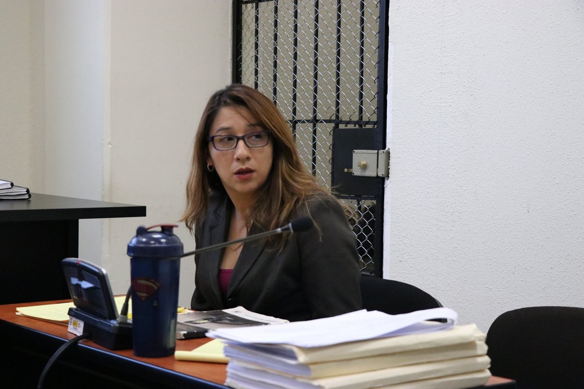 Exfuncionaria Claudia Ávila, durante la audiencia del inicio del juicio en el Tribunales Segundo de Sentencia Penal. (Foto Prensa Libre: María José Longo)