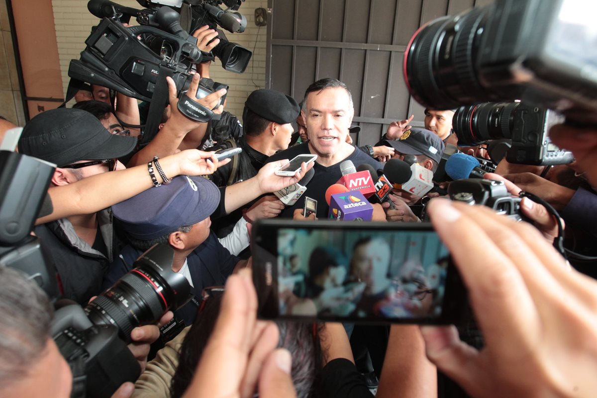 El expresidente de la Junta Directiva del IGSS, Juan de Dios Rodríguez, cuando ingresó a la Torre de Tribunales. (Foto Prensa Libre: Hemeroteca)