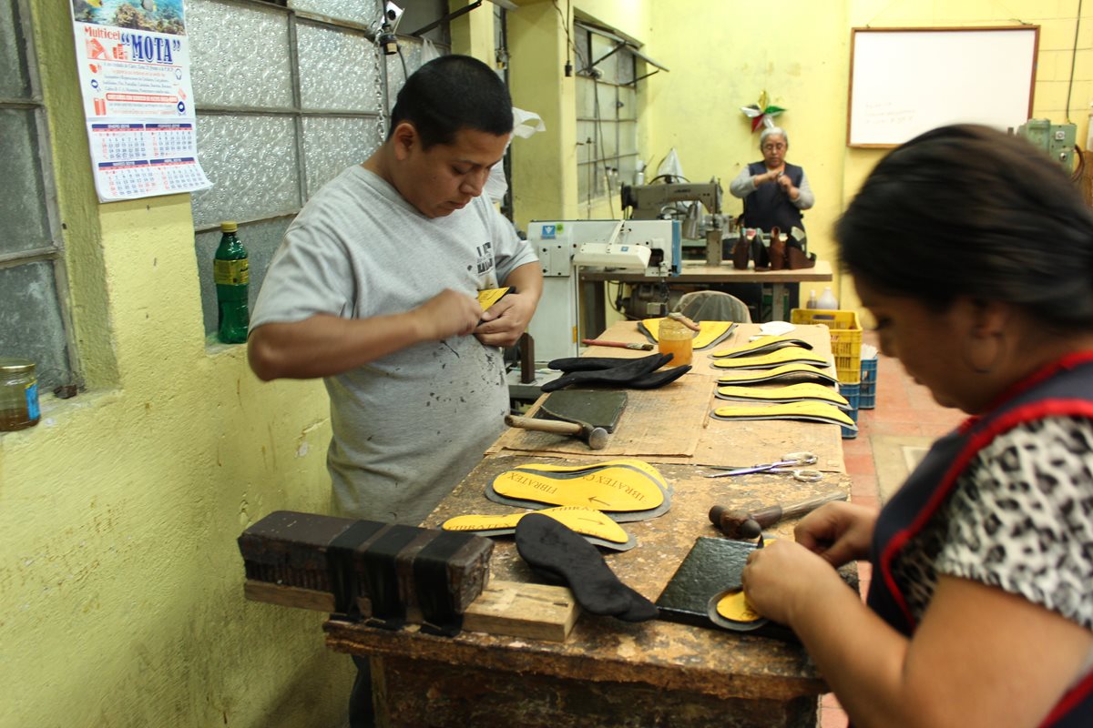 Trabajadores de Maincasa preparan las piezas para hacer la sandalia de marca Nanu. (Foto Prensa Libre: Guillermo Ramírez).