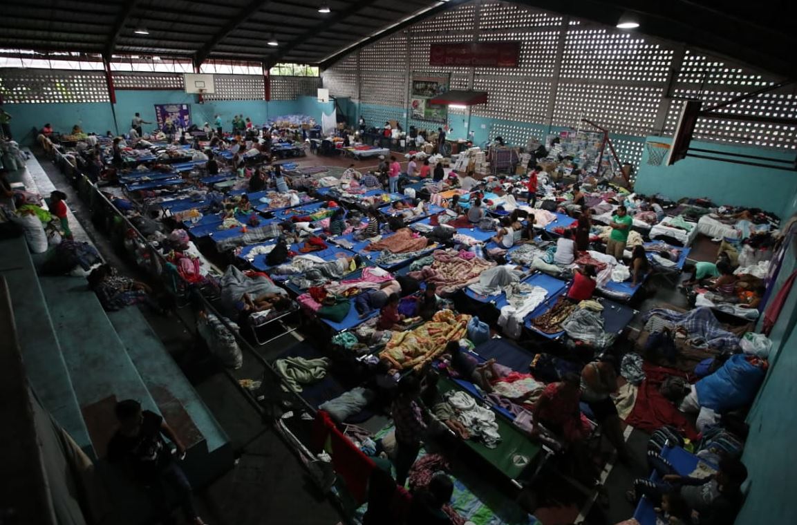 En Escuintla hay albergadas más de mil 500 personas, según Conred. (Foto Prensa Libre: Oscar Felipe)