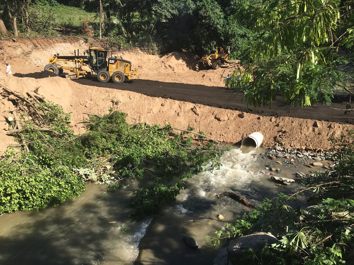 Maquinaria habilita badén en Gualán, Zacapa, luego del colapso del puente Santa Rosa. (Foto Prensa Libre: Julio Vargas)